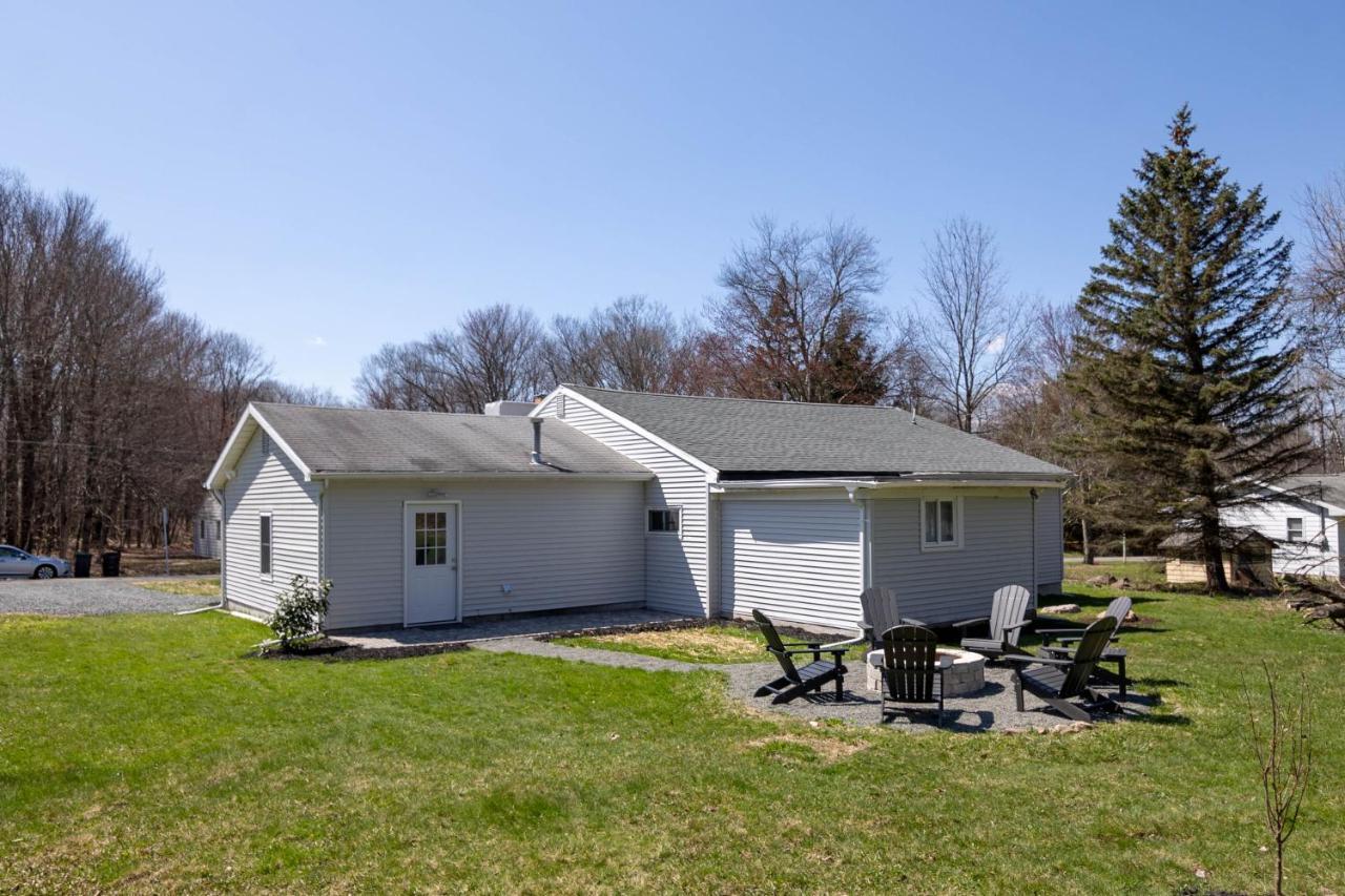 Pocono Lake Retreat - Relaxing 3Bdm Retreat W/ High Speed Wi-Fi, Work Space And Firepit Exterior photo