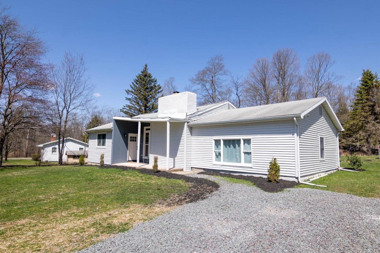 Pocono Lake Retreat - Relaxing 3Bdm Retreat W/ High Speed Wi-Fi, Work Space And Firepit Exterior photo